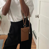 Pochette téléphone à anse Sling en cuir végan Camel